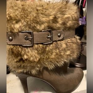Women’s ankle boots with fur. Size 9. Great condition.